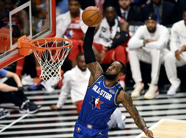 爱游戏APP-包含从西汉姆主帅复盘备战中超到C罗新星状态火爆表现惊艳，詹姆斯新星出色防守表现惊艳的词条